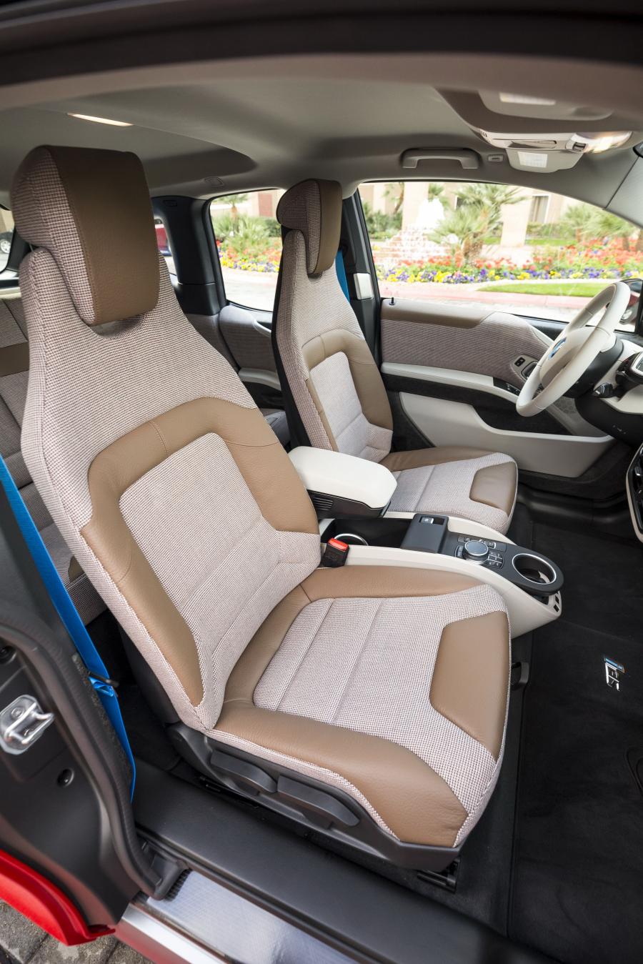 Интерьер BMW i3s (I01) 2017 года  (NA) (фото 34 из 40)